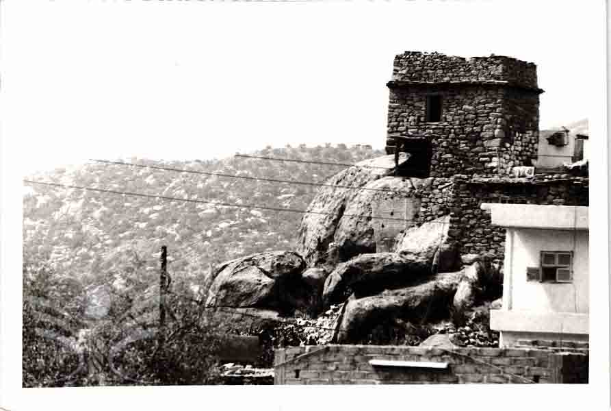قلعه اثريه على الصخور في بلاد ثقيف بالطائف 1404هـ
